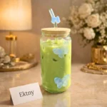 ⁦مج زجاجي بغطاء خشب وشفاط زجاجي بتصميم فراشات وردية – سعة 600 مل⁩ - الصورة ⁦4⁩