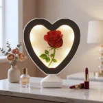 ⁦مرآة قلب مضيئة LED مع وردة حمراء – مرآة ديكور رومانسية لطاولة الزينة ارتفاع 29 سم⁩ - الصورة ⁦3⁩