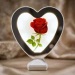 ⁦مرآة قلب مضيئة LED مع وردة حمراء – مرآة ديكور رومانسية لطاولة الزينة ارتفاع 29 سم⁩ - الصورة ⁦4⁩