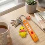 ⁦ميدالية مفاتيح بطّة كيوت سيليكون طول 10 سم – دلاية مفاتيح وشنط بتصميم Duck لطيف⁩ - الصورة ⁦4⁩