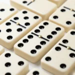 ⁦طقم دومينو 28 قطعة مع علبة تخزين – لعبة جماعية ممتعة للكبار والأطفال بجودة عالية⁩ - الصورة ⁦4⁩