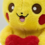 ⁦دمية بيكاتشو فرو مع قلب أحمر – ارتفاع 30 سم عرض 21 سم – دبدوب Pikachu فرو ناعم⁩ - الصورة ⁦2⁩