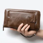 ⁦محفظة يد جلد بني رجالي – حجم 22×12 سم – تصميم أنيق بسحاب وحزام يد⁩ - الصورة ⁦5⁩