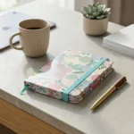 ⁦نوت بوك ميني هارد كوفر تصميم زهور ملونة صغير الحجم عملي وأنيق مقاس 10.5×7.5 سم⁩ - الصورة ⁦5⁩