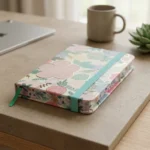 ⁦نوت بوك ميني هارد كوفر تصميم زهور ملونة صغير الحجم عملي وأنيق مقاس 10.5×7.5 سم⁩ - الصورة ⁦6⁩