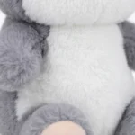 دمية قطة قطيفة كيوت رمادية للأطفال – Plush Cat Toy ناعمة بحجم 26×16 سم للهدايا والديكور - الصورة 3