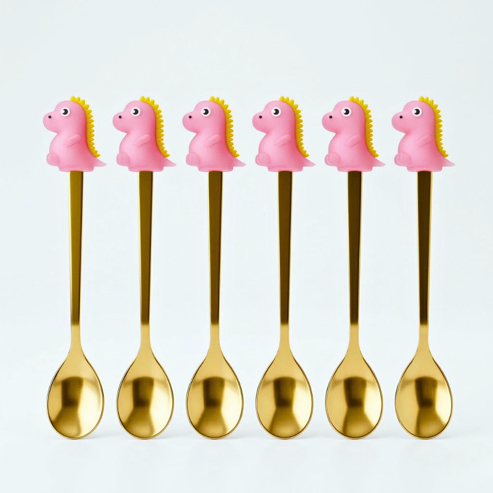Untitled design (23) طقم ملاعق ديناصور للأطفال – 6 قطع ملاعق ذهبية بديكور ديناصور كيوت لتقديم الحلويات والمشروبات