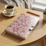 ⁦نوت بوك هارد كوفر تصميم زهور وردي أنيق مقاس 19×12.5 سم بقفل ومفتاح⁩ - الصورة ⁦4⁩