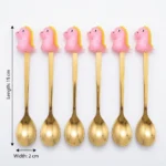 طقم ملاعق ديناصور للأطفال – 6 قطع ملاعق ذهبية بديكور ديناصور كيوت لتقديم الحلويات والمشروبات - الصورة 2