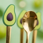 ⁦طقم ملاعق أفوكادو 6 قطع – ملاعق ذهبية بديكور Avocado كيوت لتقديم القهوة والحلويات⁩ - الصورة ⁦2⁩