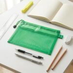 مقلمة شبك شفافة خضراء بسحاب مقاس 24 × 17 سم – حقيبة أقلام عملية للمدرسة والمكتب - الصورة 4