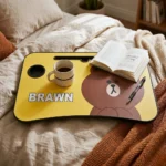 ⁦طربيزة لاب توب للأطفال تصميم كرتوني مع حامل كوب – مقاس 60×39 سم وارتفاع 27 سم⁩ - الصورة ⁦5⁩