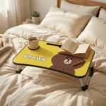 ⁦طربيزة لاب توب للأطفال تصميم كرتوني مع حامل كوب – مقاس 60×39 سم وارتفاع 27 سم⁩ - الصورة ⁦3⁩