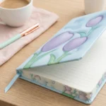 ⁦نوت بوك هارد كوفر بتصميم زهور التوليب – مقاس 21×14 سم – دفتر أنيق للمذاكرة وتدوين الملاحظات⁩ - الصورة ⁦3⁩