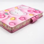 ⁦نوت بوك هارد كوفر تصميم كيوت دباديب وكرز مقاس 21×14 سم برباط مطاطي⁩ - الصورة ⁦3⁩