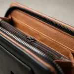 ⁦محفظة جلد رجالي أنيقة بسوستة متعددة الجيوب – مقاس 22×12 سم بتصميم عملي وعصري⁩ - الصورة ⁦13⁩