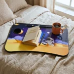 ⁦طربيزة لاب للأطفال تصميم فضاء مع حامل كوب – مقاس 60×39 سم مريحة وخفيفة⁩ - الصورة ⁦6⁩