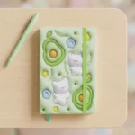 ⁦نوت بوك صغير كيوت برسومات أفوكادو ودبدوب – مقاس 14×9 سم – غلاف ناعم خفيف مناسب للمدرسة والهدايا⁩ - الصورة ⁦5⁩