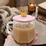 ⁦مج زجاج بغطاء وردي وتاج ذهبي 400 مل – كوب أنيق مع ملعقة للشاي والقهوة والهدايا⁩ - الصورة ⁦3⁩