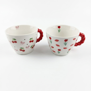 مج سيراميك 400 مل بمقبض أحمر وتصميمات كرز وتوليب – كوب قهوة أنيق وعصري