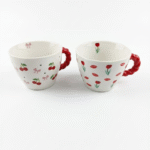 مج سيراميك 400 مل بمقبض أحمر وتصميمات كرز وتوليب – كوب قهوة أنيق وعصري - الصورة 2