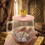 ⁦مج زجاج بغطاء وردي وتاج ذهبي 400 مل – كوب أنيق مع ملعقة للشاي والقهوة والهدايا⁩ - الصورة ⁦4⁩