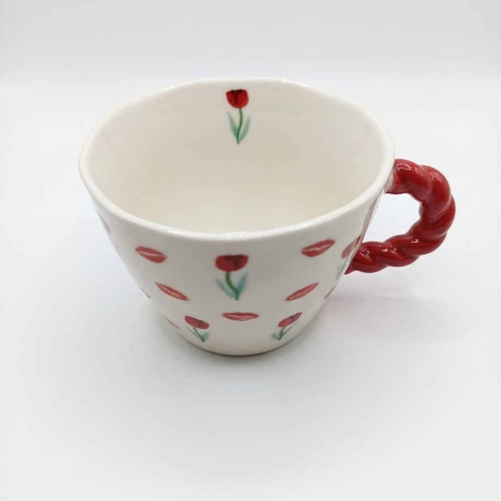 2 مج سيراميك 400 مل بمقبض أحمر وتصميمات كرز وتوليب – كوب قهوة أنيق وعصري