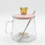 مج زجاج بغطاء وردي وتاج ذهبي 400 مل – كوب أنيق مع ملعقة للشاي والقهوة والهدايا