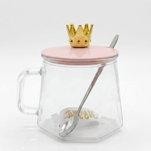 مج زجاج بغطاء وردي وتاج ذهبي 400 مل – كوب أنيق مع ملعقة للشاي والقهوة والهدايا