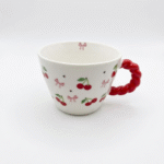 مج سيراميك 400 مل بمقبض أحمر وتصميمات كرز وتوليب – كوب قهوة أنيق وعصري - الصورة 3