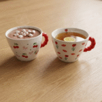 مج سيراميك 400 مل بمقبض أحمر وتصميمات كرز وتوليب – كوب قهوة أنيق وعصري - الصورة 5