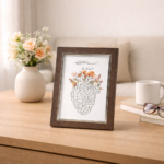 ⁦برواز استاند خشبي بني داكن بقلب مزخرف بالزهور – مقاس 21×15 سم ديكور أنيق للمكتب والمنزل⁩ - الصورة ⁦3⁩