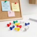 ⁦دبابيس خرائط ملونة 50 قطعة داخل علبة شفافة للمكتب والمدرسة⁩ - الصورة ⁦3⁩