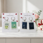 كارت هدية 2 ميدالية مفاتيح أكريليك – هدية مميزة للأصدقاء والأحباب - الصورة 2