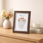 ⁦برواز استاند خشبي بني داكن بقلب مزخرف بالزهور – مقاس 21×15 سم ديكور أنيق للمكتب والمنزل⁩ - الصورة ⁦4⁩