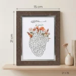 ⁦برواز استاند خشبي بني داكن بقلب مزخرف بالزهور – مقاس 21×15 سم ديكور أنيق للمكتب والمنزل⁩ - الصورة ⁦2⁩