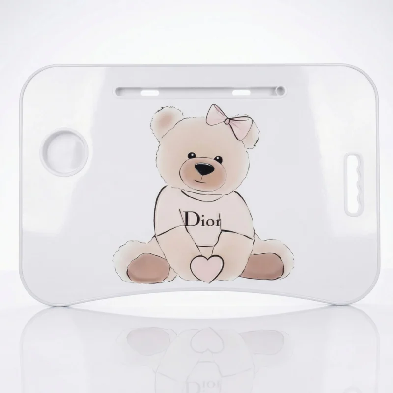 ترابيزة لاب توب قابلة للطي للسرير 60×39 سم – طاولة سرير للمذاكرة والعمل بتصميم دب أنيق وحامل موبايل