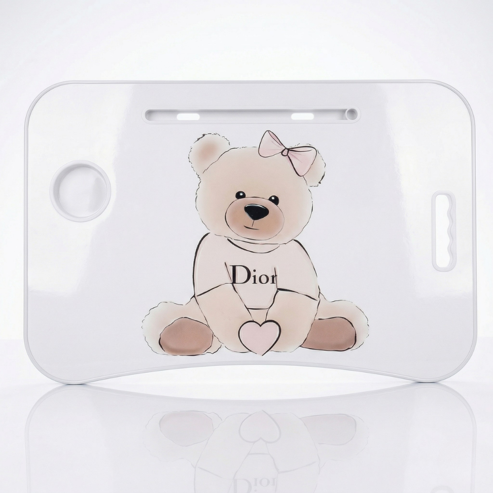 Untitled design (19) ترابيزة لاب توب قابلة للطي للسرير 60×39 سم – طاولة سرير للمذاكرة والعمل بتصميم دب أنيق وحامل موبايل