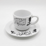 فنجان أم كلثوم بورسلين بتصميم كلاسيكي أبيض وأسود – سعة 90 مل لعشاق الطرب الأصيل