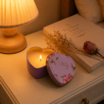 ⁦شمعة معطرة داخل علبة معدنية على شكل قلب – تباع بالقطعة | تصميمات متنوعة للهدايا والديكور⁩ - الصورة ⁦2⁩