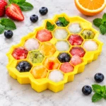 ⁦قالب ثلج سيليكون أصفر بغطاء – تصميم سداسي – مقاس 21 × 12.5 × 2.5 سم⁩ - الصورة ⁦3⁩