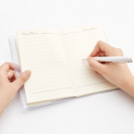 نوت هارد كفر Happiness Diary مقاس 12×9 سم – مفكرة جيب أنيقة بتصميم قلوب للكتابة اليومية وتدوين الملاحظات - الصورة 3