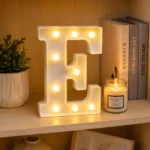 ⁦حرف E مضيء LED للديكور مقاس 21 سم – يعمل بالبطاريات بإضاءة دافئة⁩ - الصورة ⁦3⁩