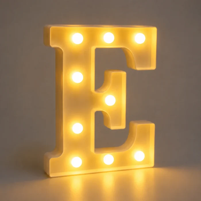 حرف E مضيء LED للديكور مقاس 21 سم – يعمل بالبطاريات بإضاءة دافئة