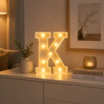 ⁦حرف K مضيء LED للديكور مقاس 21 سم – يعمل بالبطاريات بإضاءة دافئة⁩ - الصورة ⁦3⁩