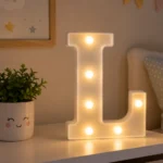 ⁦حرف L مضيء LED للديكور مقاس 21 سم – يعمل بالبطاريات بإضاءة دافئة⁩ - الصورة ⁦5⁩