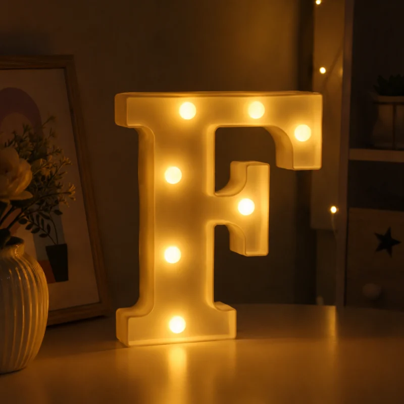 حرف F مضيء LED للديكور مقاس 21 سم – يعمل بالبطاريات بإضاءة دافئة