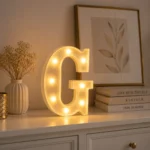 ⁦حرف G مضيء LED للديكور مقاس 21 سم – يعمل بالبطاريات بإضاءة دافئة⁩ - الصورة ⁦3⁩