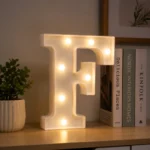 ⁦حرف F مضيء LED للديكور مقاس 21 سم – يعمل بالبطاريات بإضاءة دافئة⁩ - الصورة ⁦3⁩