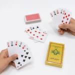 ⁦كوتشينة لعب كلاسيكية بعلبة ذهبية – أوراق لعب للأصدقاء والعائلة والسهرات والرحلات⁩ - الصورة ⁦3⁩